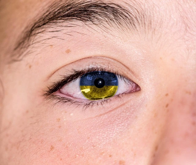 immagine di un occhio con i colori della bandiera ucraina, stato assediato dalla guerra che rappresenta il dramma familiare e i conflitti mondiali