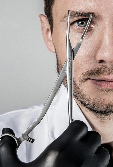 immagine di un chirurgo che osserva un attrezzo da chirurgia per rappresentare la precisione con cui deve operare un regista nello Scrivere la Sceneggiatura di un Romanzo